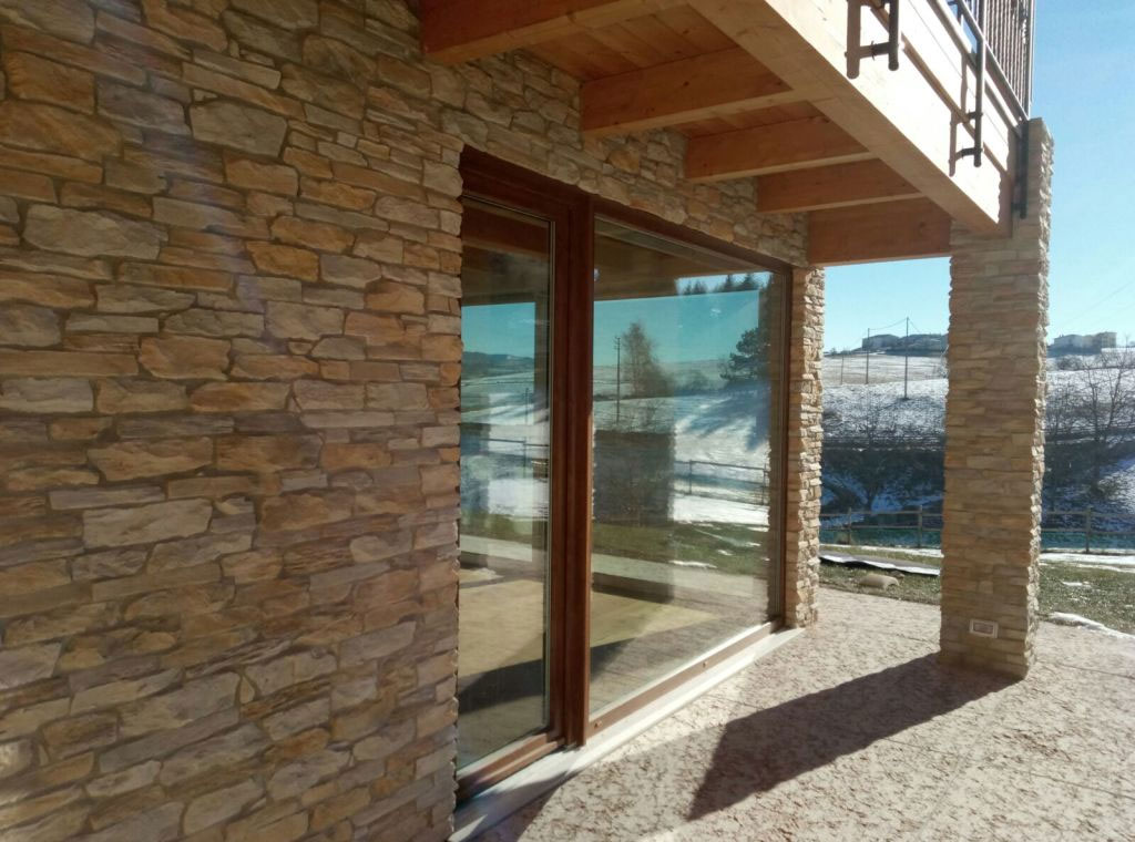 Ampia vetrata con triplo vetro e serramenti in PVC e legno